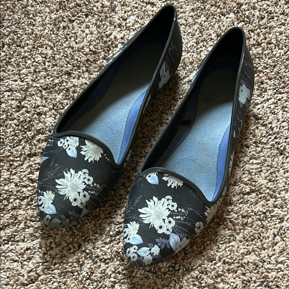 CROCS Black and White Flats with Classic Comfort